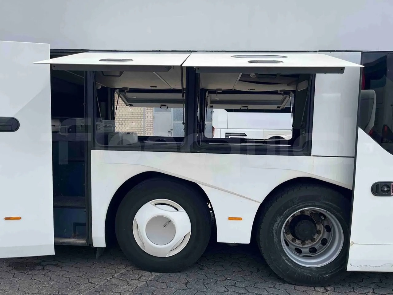 Neoplan Skyliner L - EUR6 - 371kW - 14.0000m - luggage rack photo