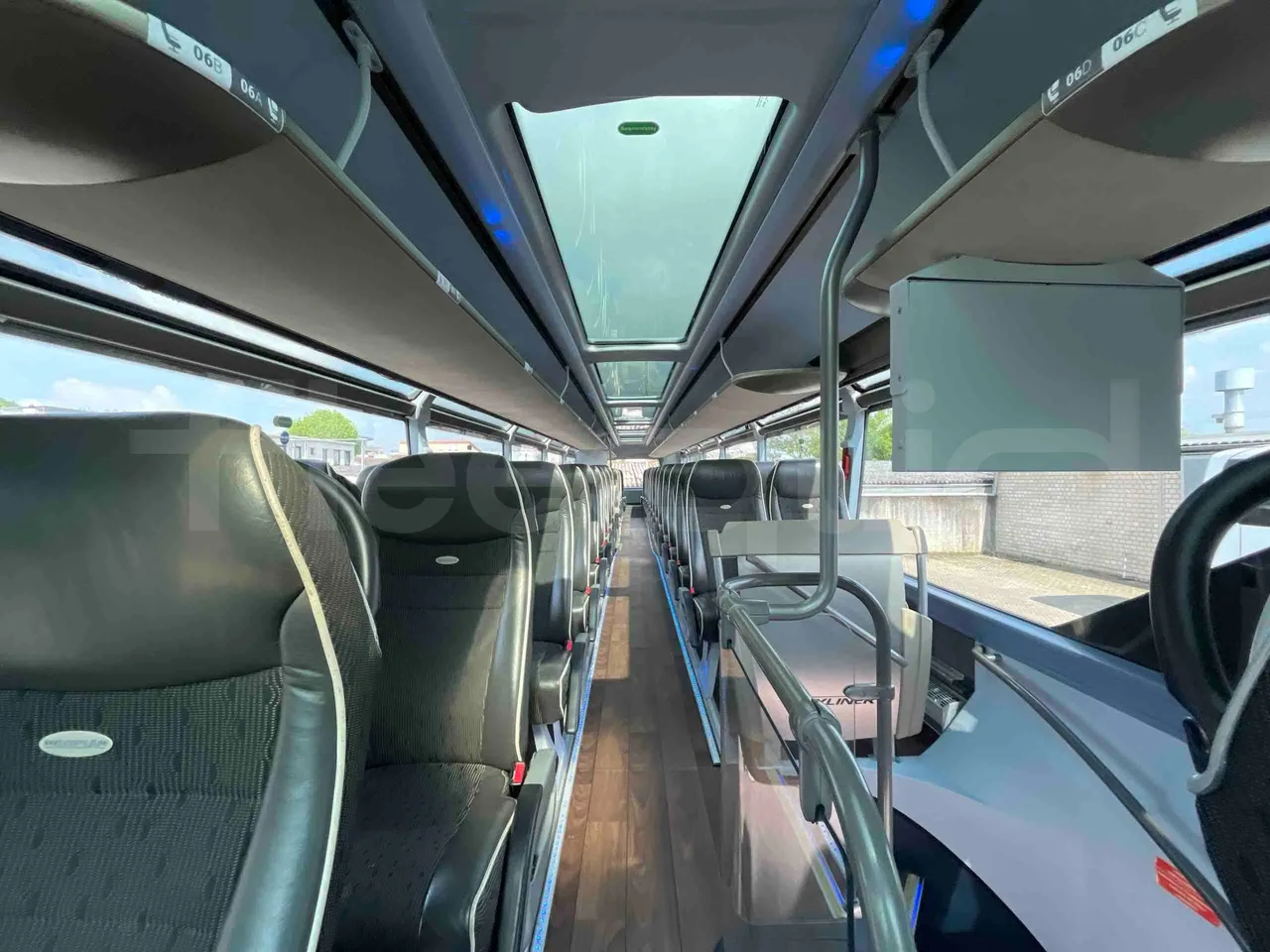 Neoplan Skyliner L - EUR6 - 371kW - 14.0000m - power outlets detail