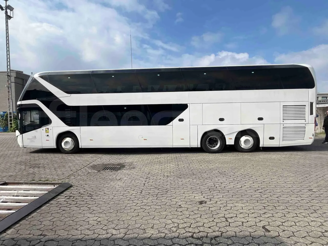 Neoplan Skyliner L - EUR6 - 371kW - 14.0000m - left side photo