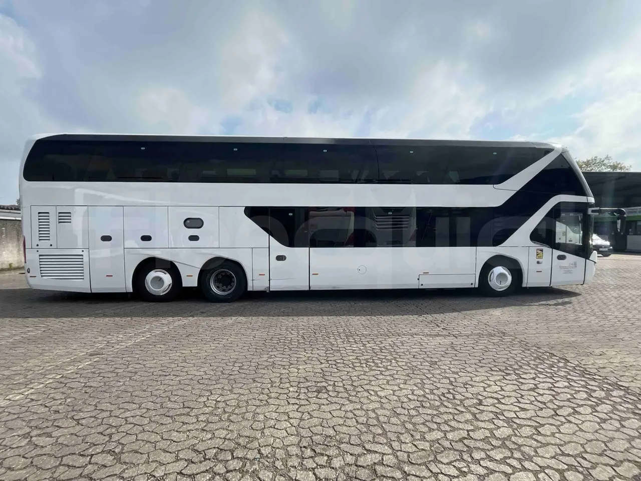 Neoplan Skyliner L - EUR6 - 371kW - 14.0000m - right side doors closed