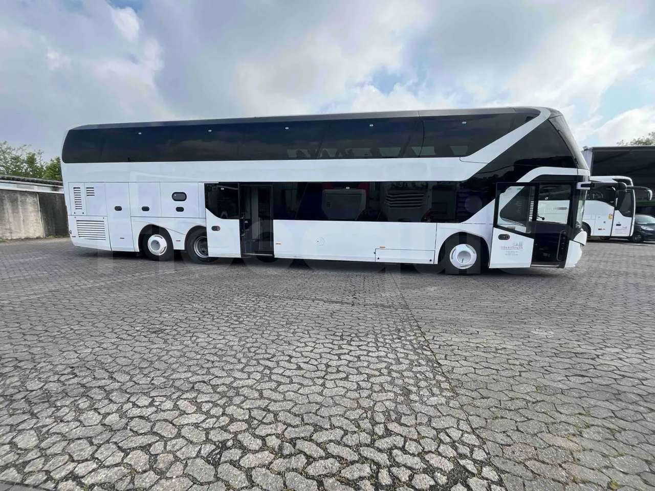 Neoplan Skyliner L - EUR6 - 371kW - 14.0000m - right side doors open