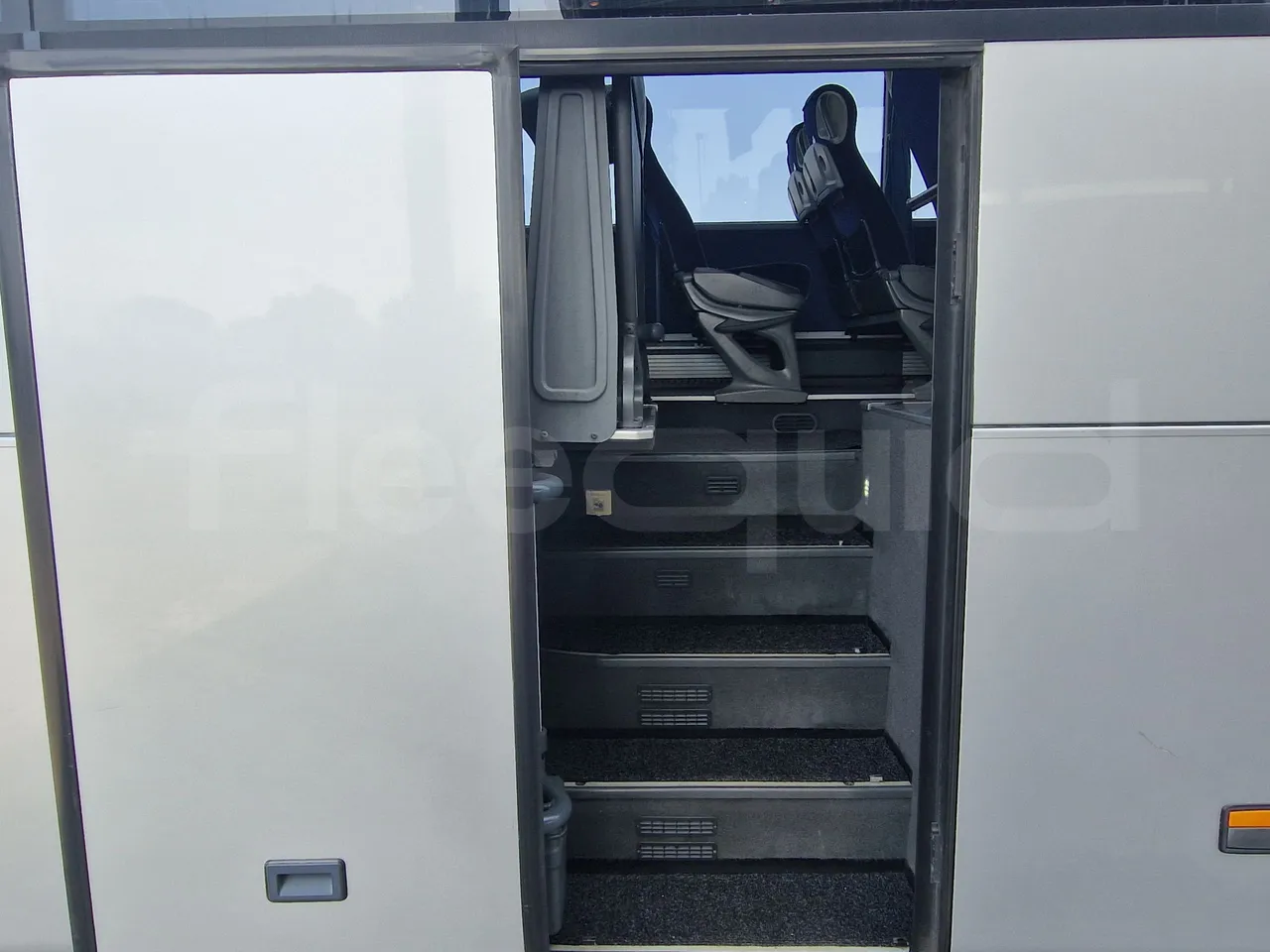 Mercedes-Benz Tourismo RHD/ Euro 5 - 300 Kw - 12,140 Mt - front door 2 open