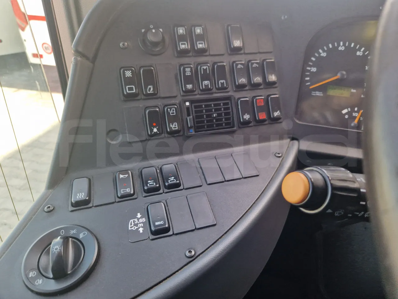 Mercedes-Benz Tourismo RHD/ Euro 5 - 300 Kw - 12,140 Mt - radio accessories photo