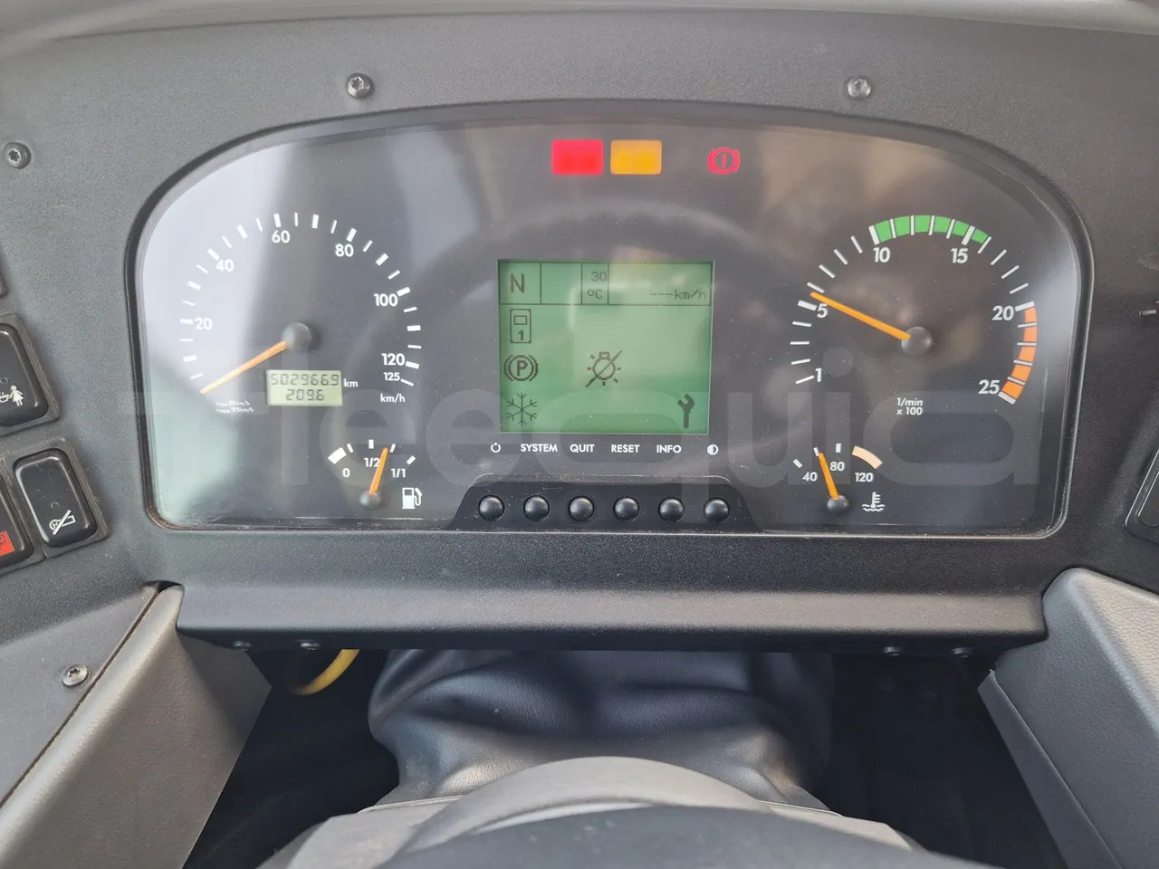 Mercedes-Benz Tourismo RHD/ Euro 5 - 300 Kw - 12,140 Mt - dashboard lights on