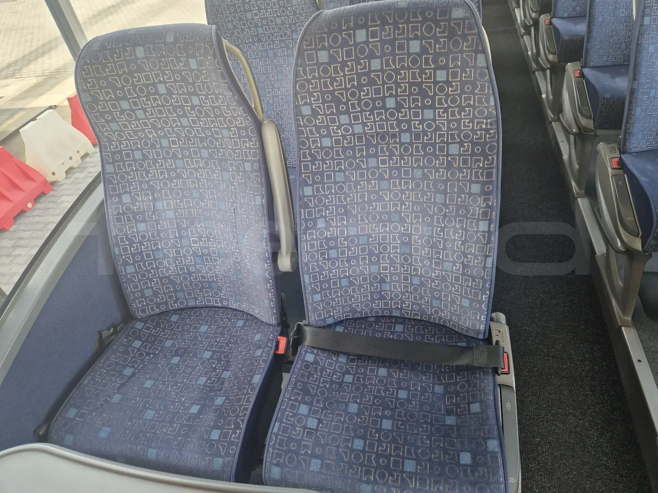 Mercedes-Benz Tourismo RHD/ Euro 5 - 300 Kw - 12,140 Mt - single seat detail
