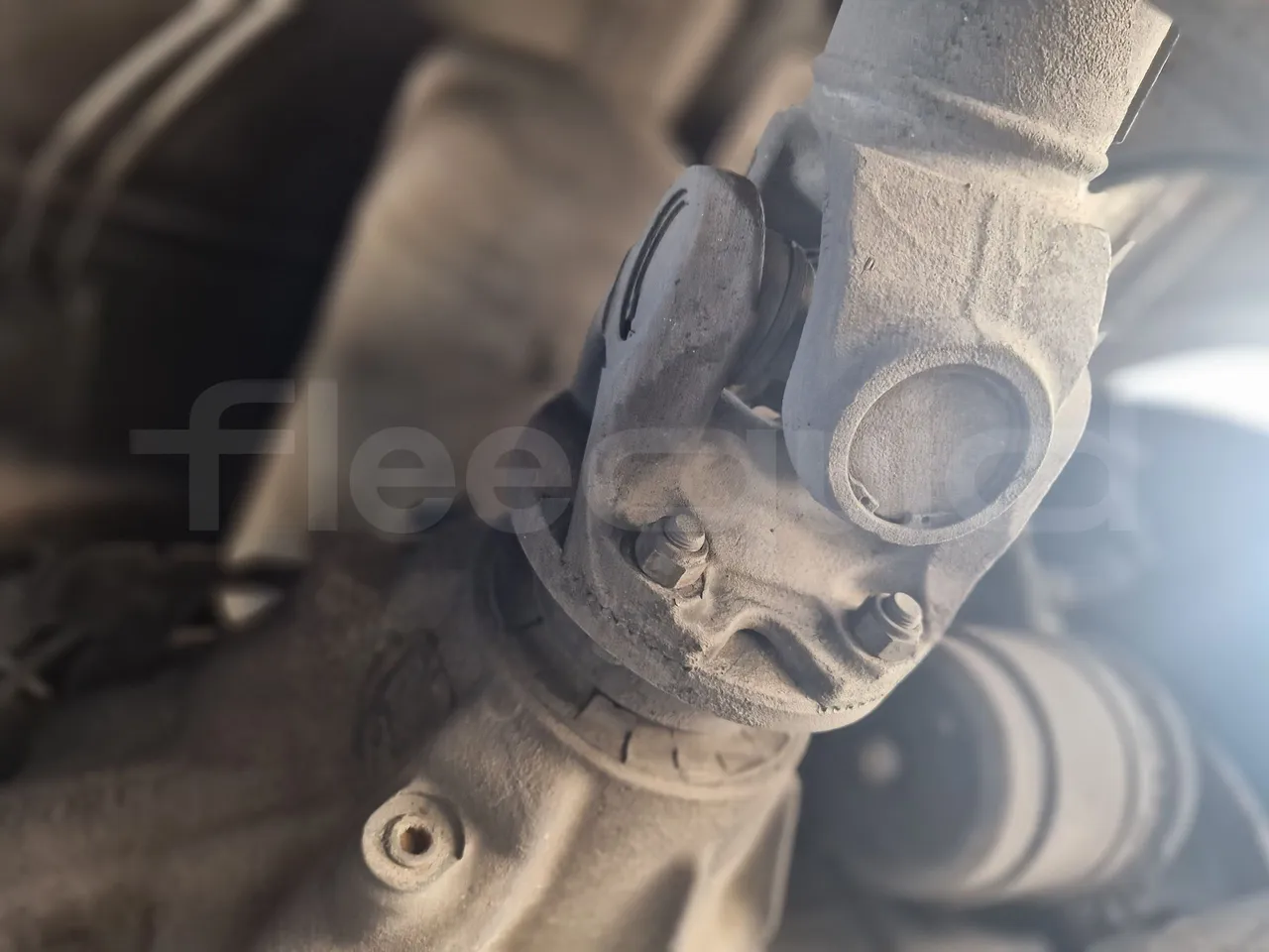 Mercedes-Benz Tourismo RHD/ Euro 5 - 300 Kw - 12,140 Mt - driveshaft photo