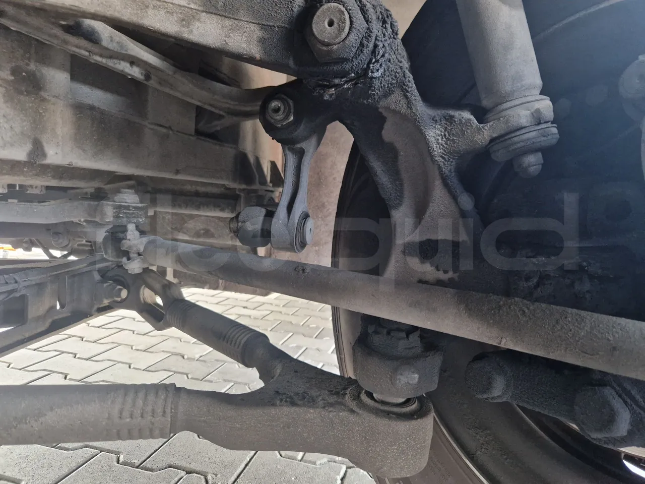 Mercedes-Benz Tourismo RHD/ Euro 5 - 300 Kw - 12,140 Mt - front air springs left
