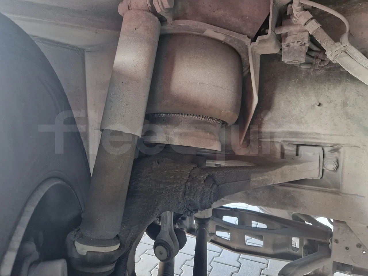 Mercedes-Benz Tourismo RHD/ Euro 5 - 300 Kw - 12,140 Mt - front shock absorbers right