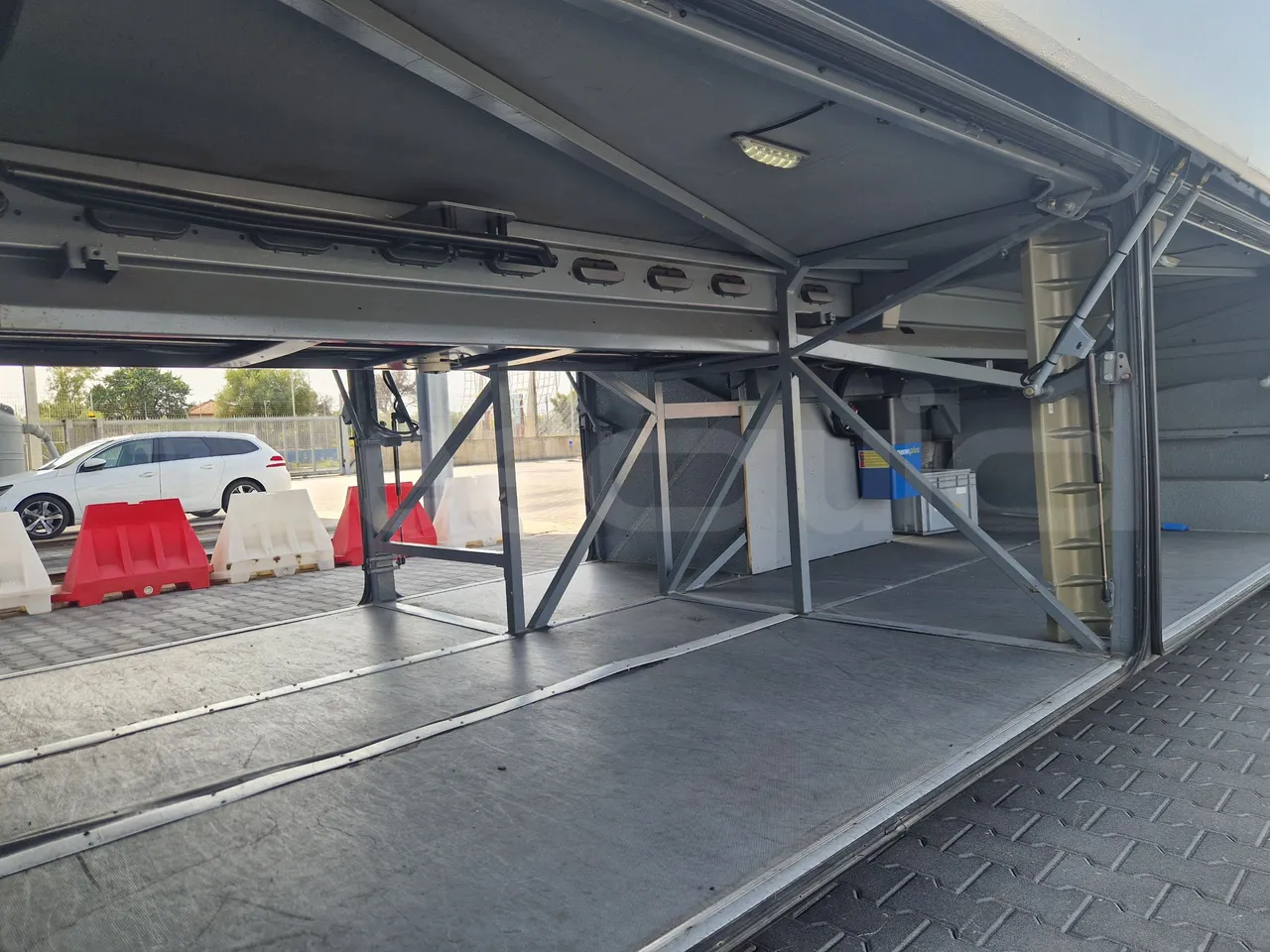 Mercedes-Benz Tourismo RHD/ Euro 5 - 300 Kw - 12,140 Mt - internal frame rust check
