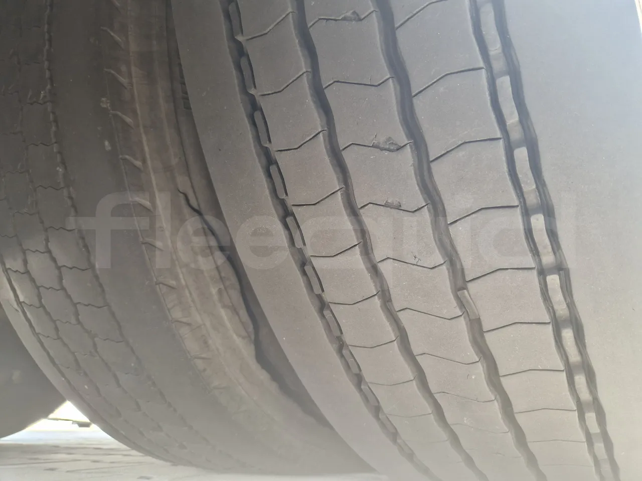 Mercedes-Benz Tourismo RHD/ Euro 5 - 300 Kw - 12,140 Mt - tread condition front tires left