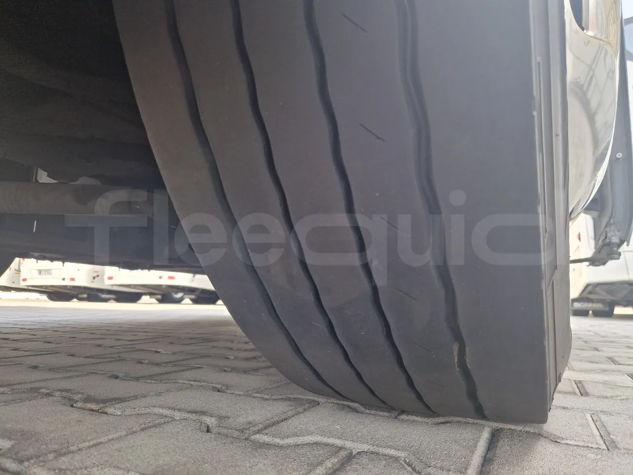 Mercedes-Benz Tourismo RHD/ Euro 5 - 300 Kw - 12,140 Mt - tread condition front tires right