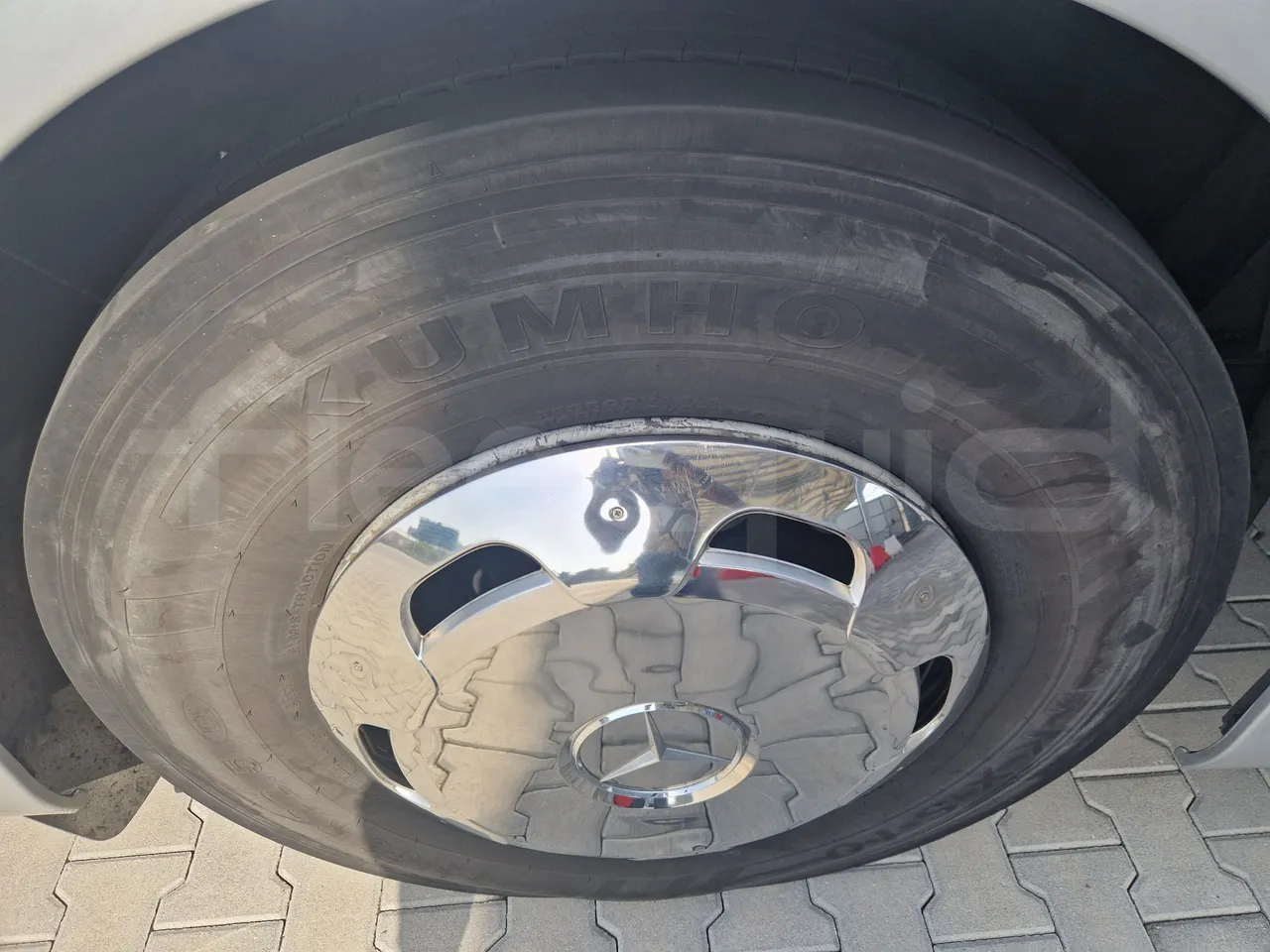 Mercedes-Benz Tourismo RHD/ Euro 5 - 300 Kw - 12,140 Mt - tread condition third axle tires right