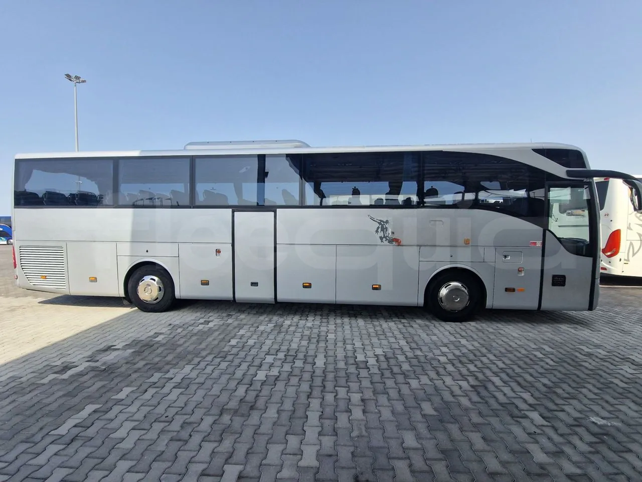 Mercedes-Benz Tourismo RHD/ Euro 5 - 300 Kw - 12,140 Mt - right side doors closed