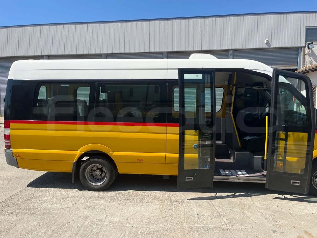 Mercedes-Benz Sprinter 906KA50 - Euro 4 - 110 kW - 7.345 mt - front door 3 open