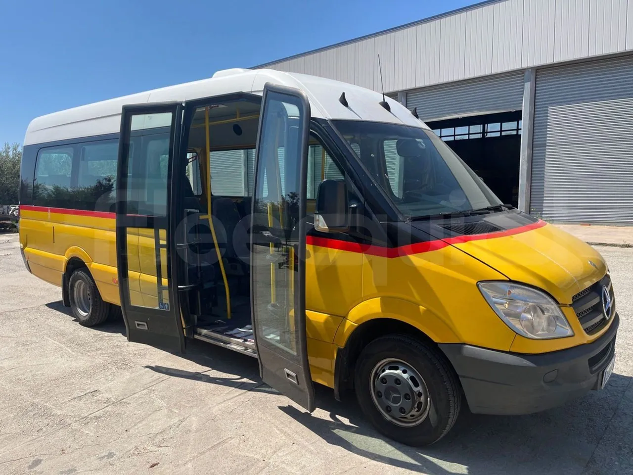 Mercedes-Benz Sprinter 906KA50 - Euro 4 - 110 kW - 7.345 mt - 3/4 right front doors open