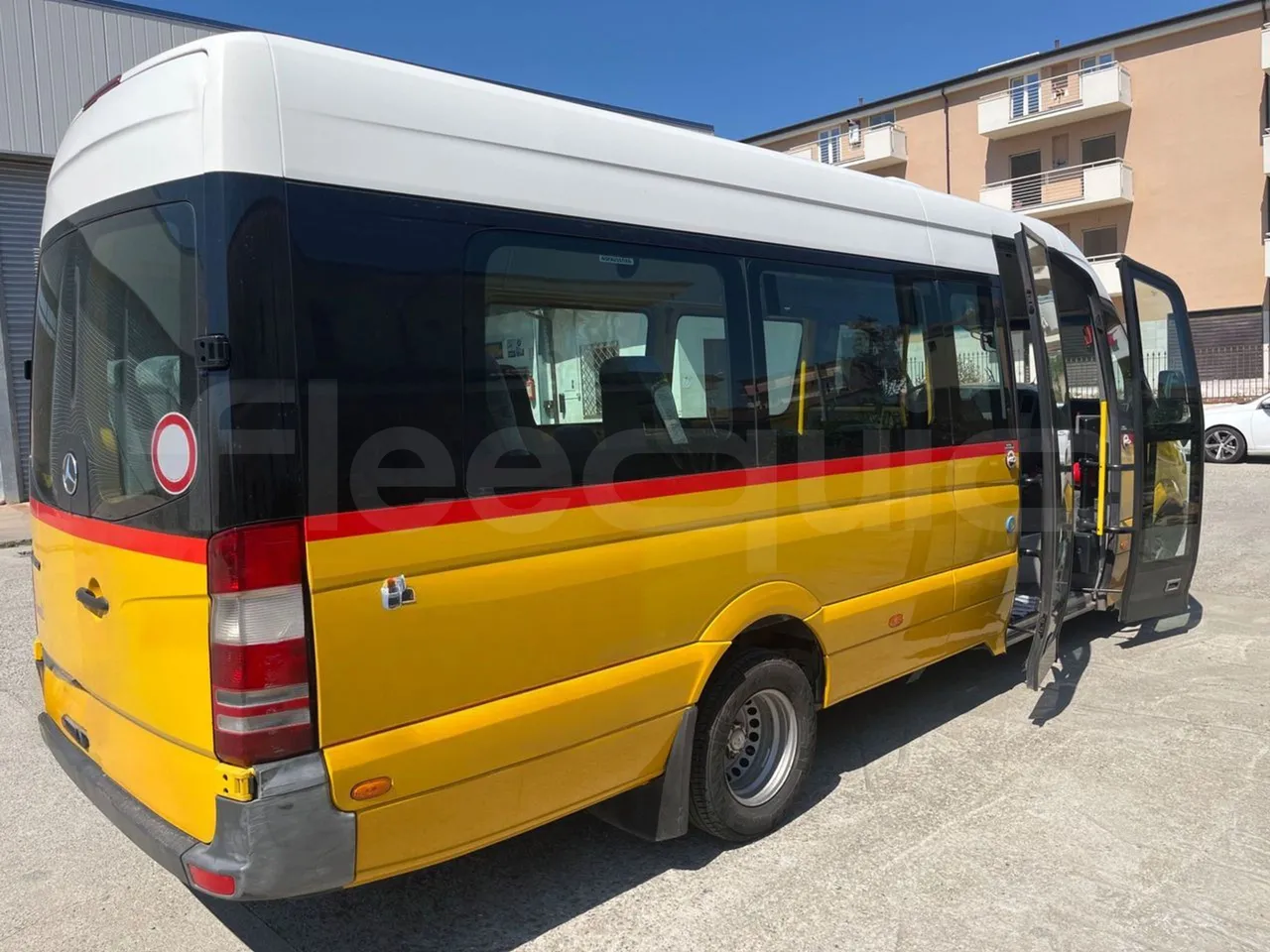 Mercedes-Benz Sprinter 906KA50 - Euro 4 - 110 kW - 7.345 mt - 3/4 right rear doors open