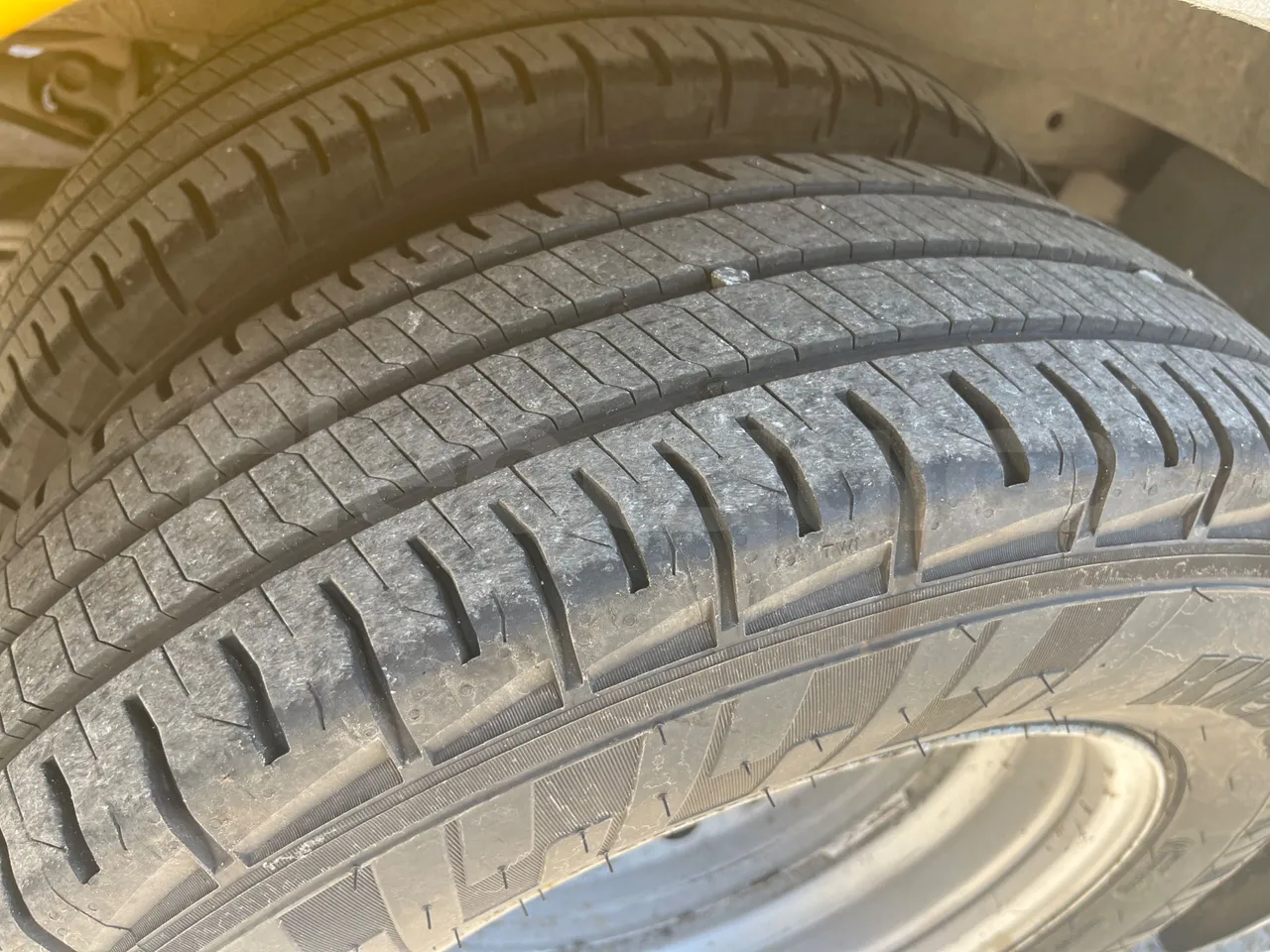 Mercedes-Benz Sprinter 906KA50 - Euro 4 - 110 kW - 7.345 mt - tread condition front tires left