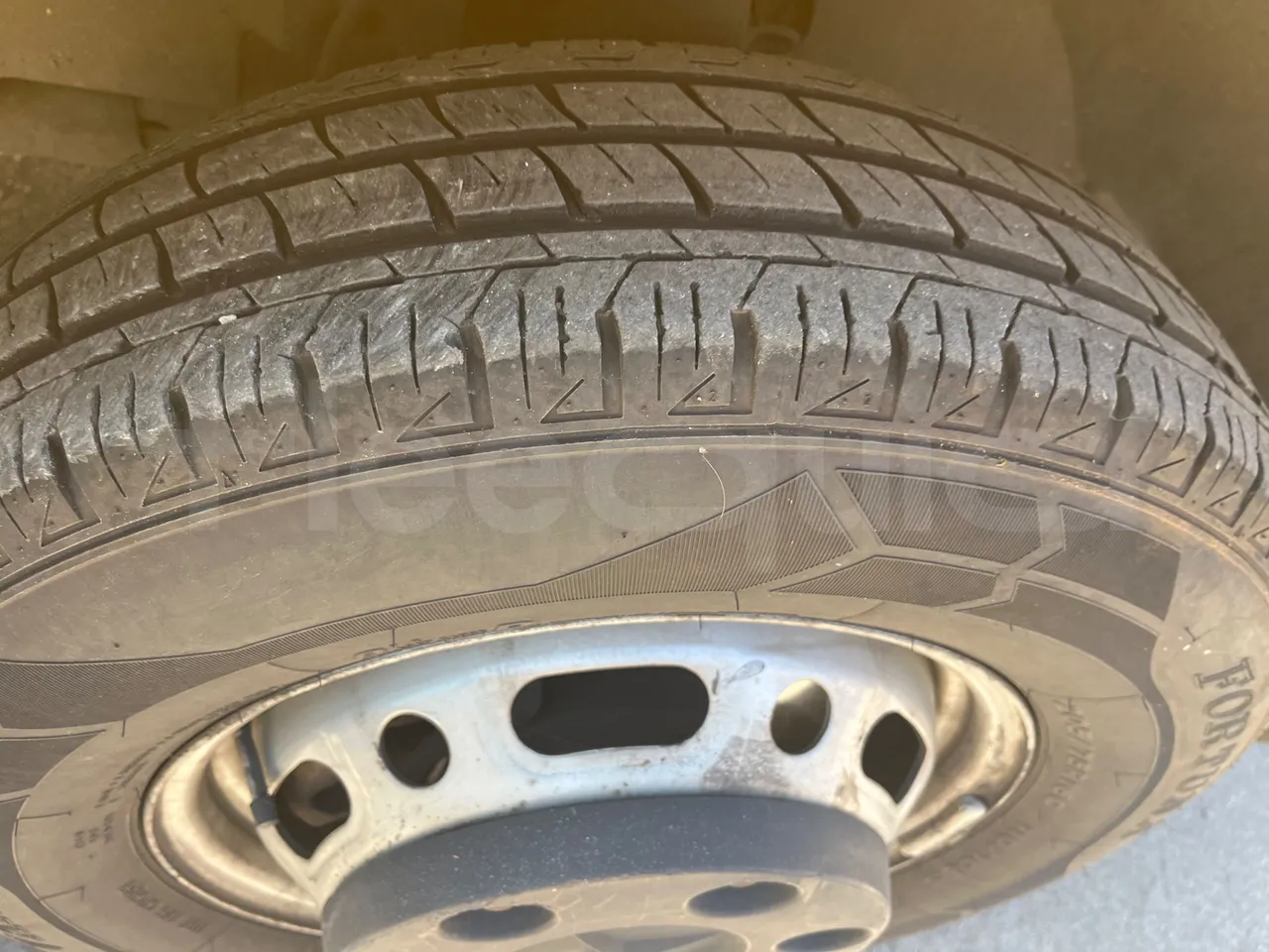 Mercedes-Benz Sprinter 906KA50 - Euro 4 - 110 kW - 7.345 mt - tread condition front tires right