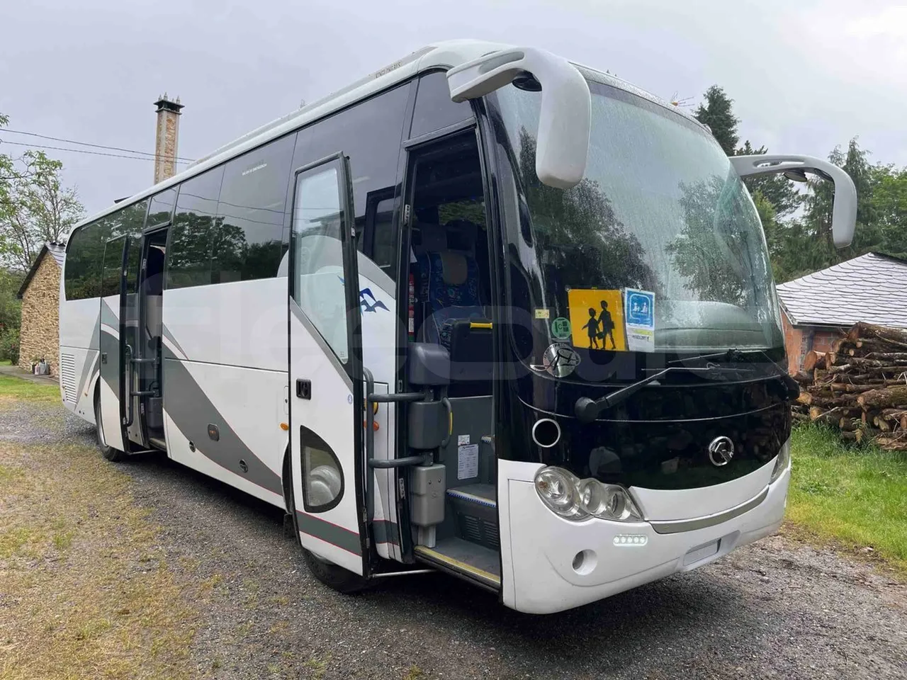 King Long XMQ6996 - 3/4 right front doors open