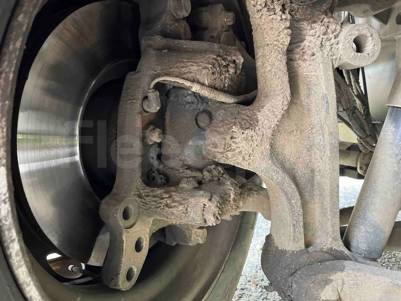 King Long XMQ6996 - front discs left