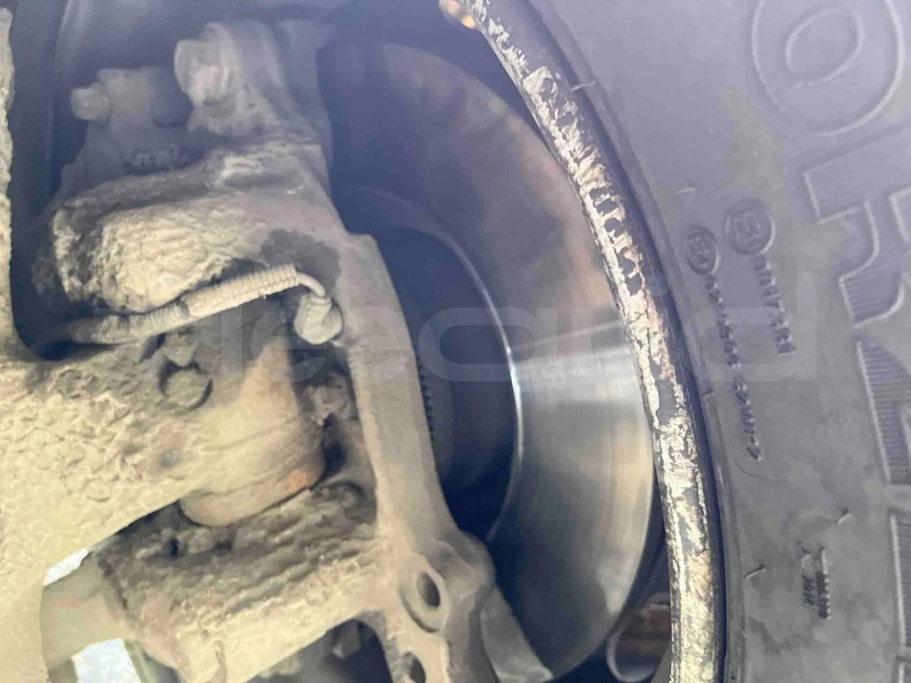 King Long XMQ6996 - front discs right