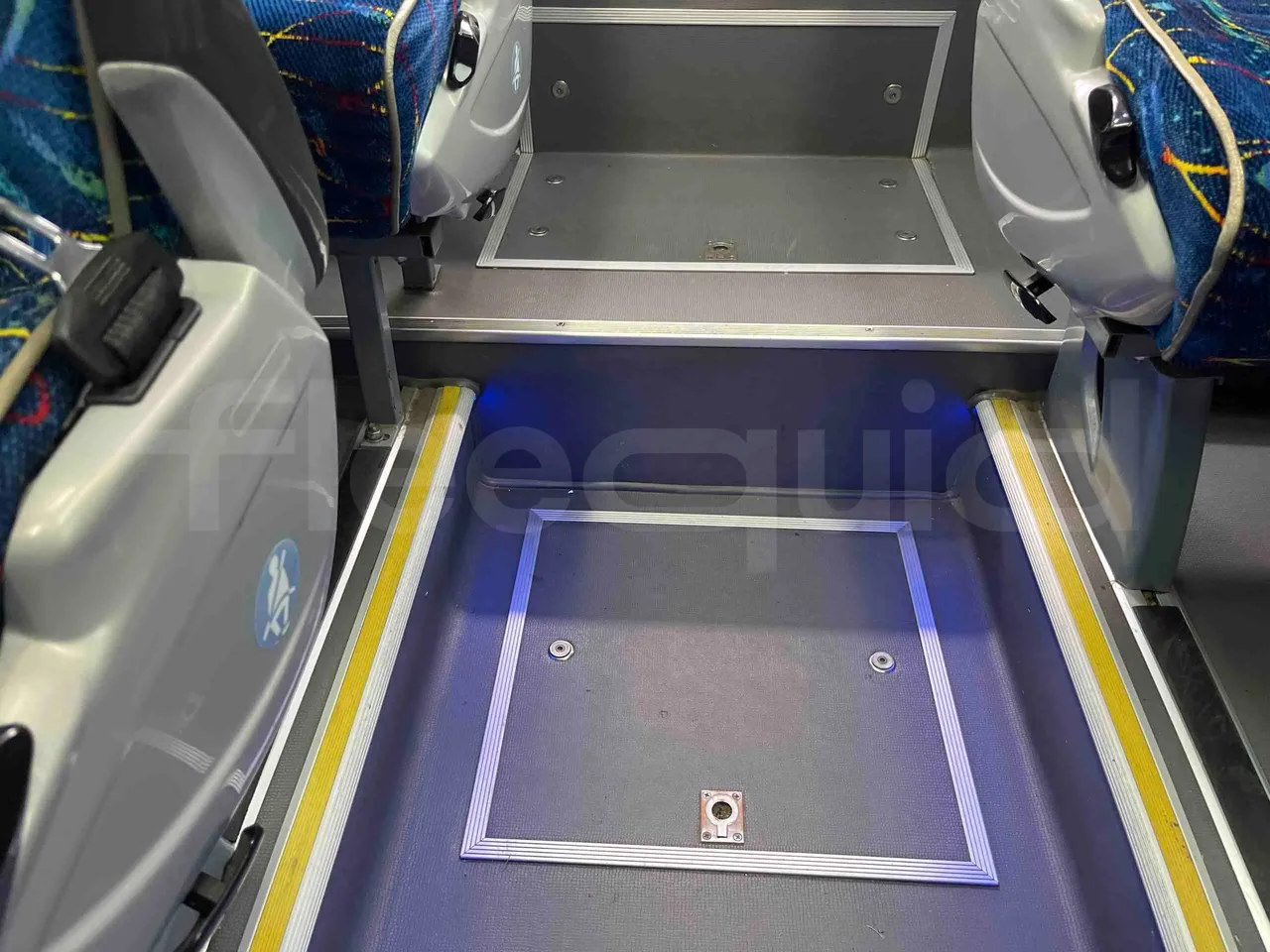King Long XMQ6996 - floor hatches photo