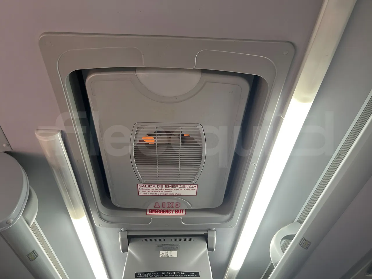 King Long XMQ6996 - roof hatch 1