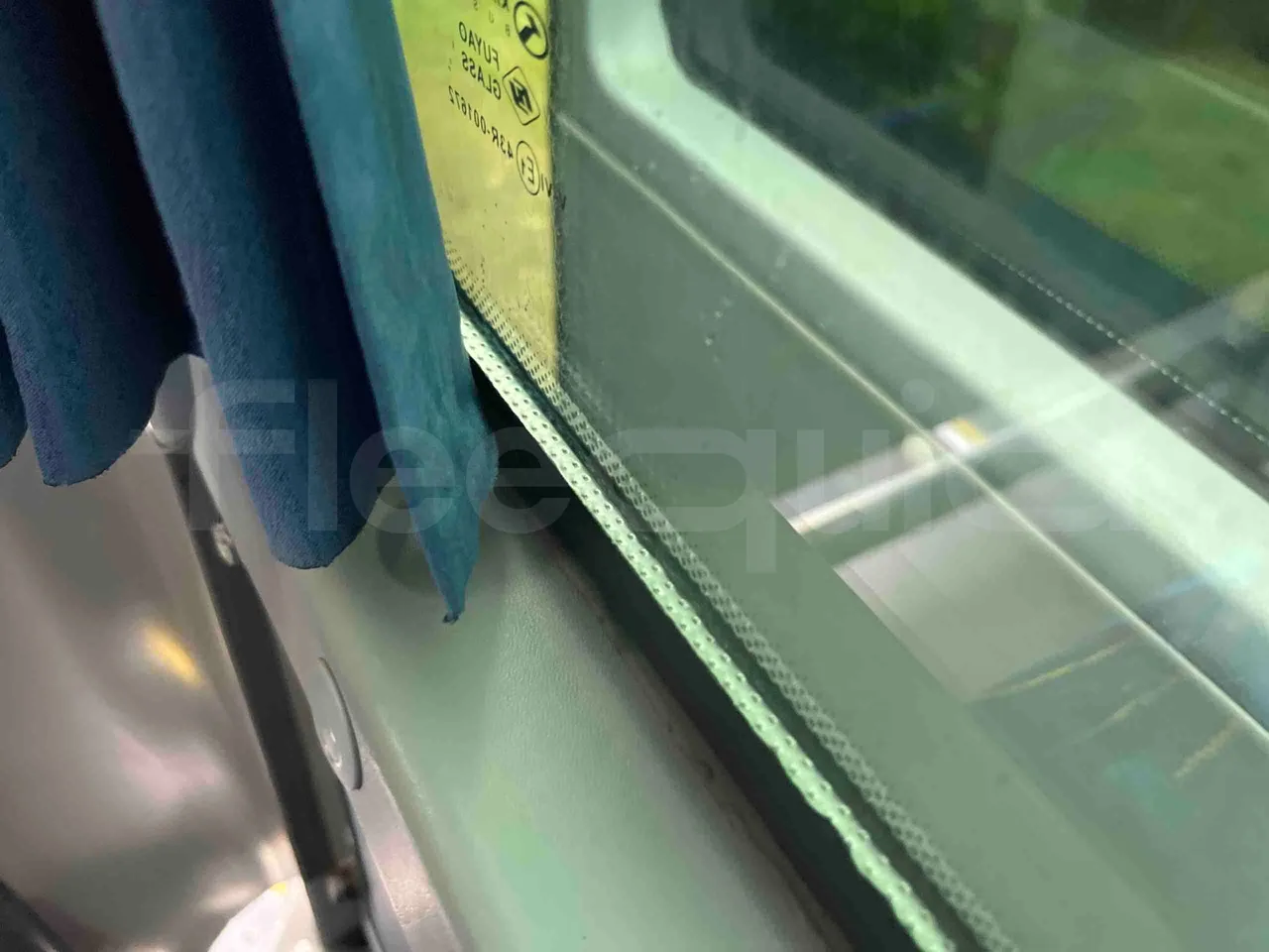 King Long XMQ6996 - roof hatch 2