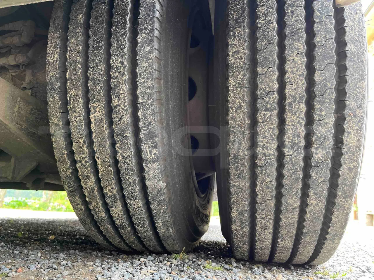 King Long XMQ6996 - tread condition second axle tires left