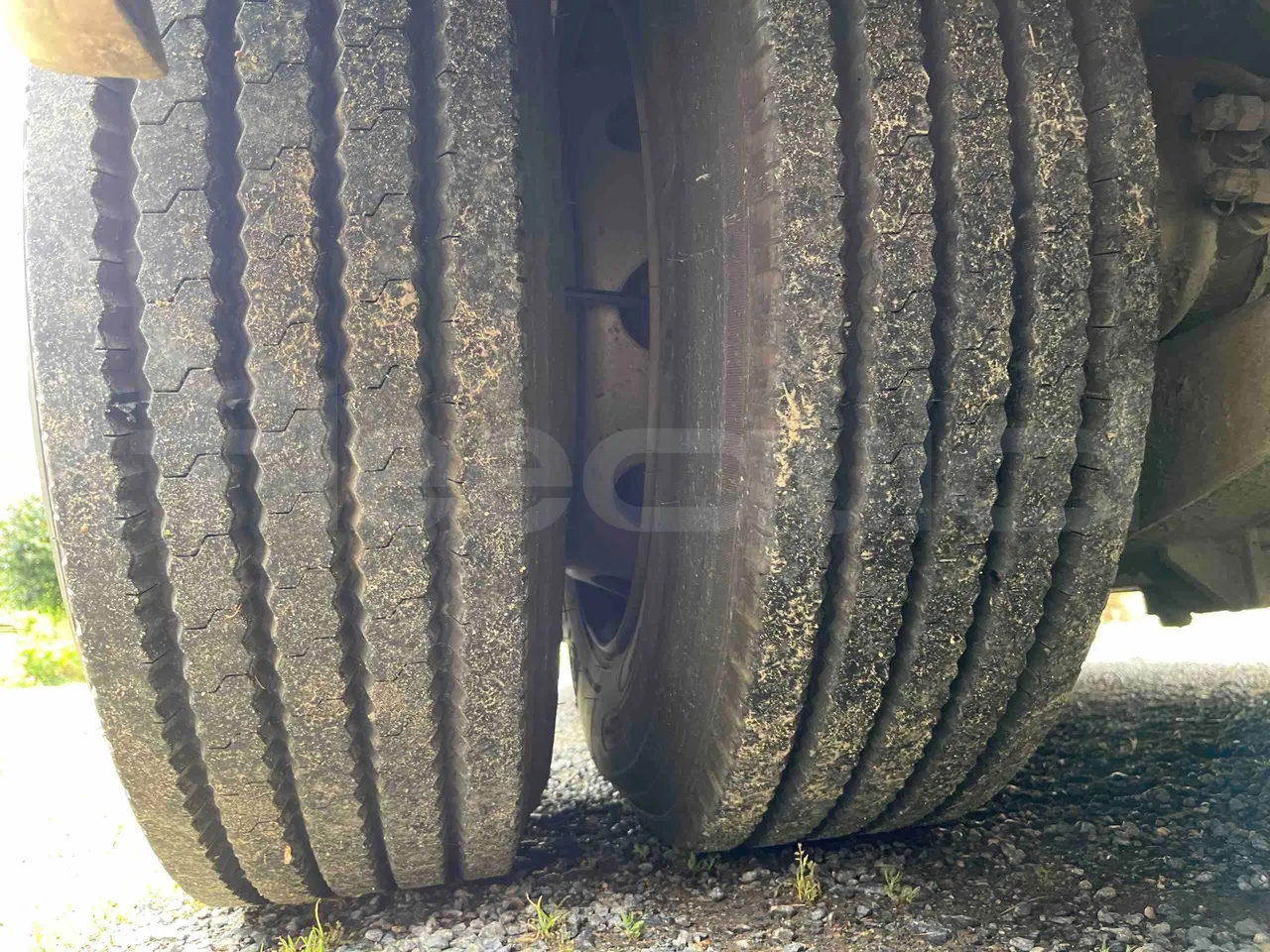King Long XMQ6996 - tread condition third axle tires right