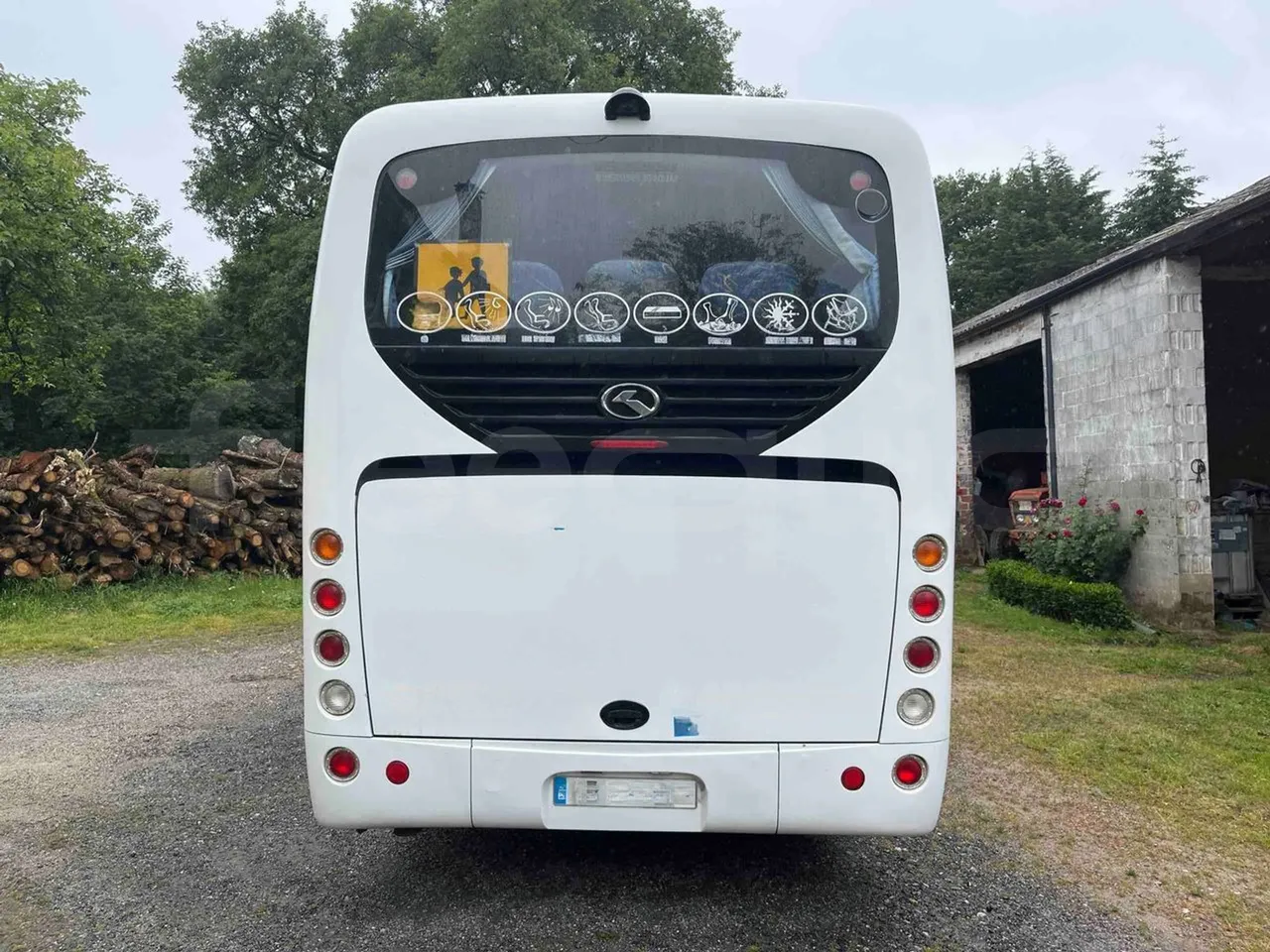 King Long XMQ6996 - rear hatch closed