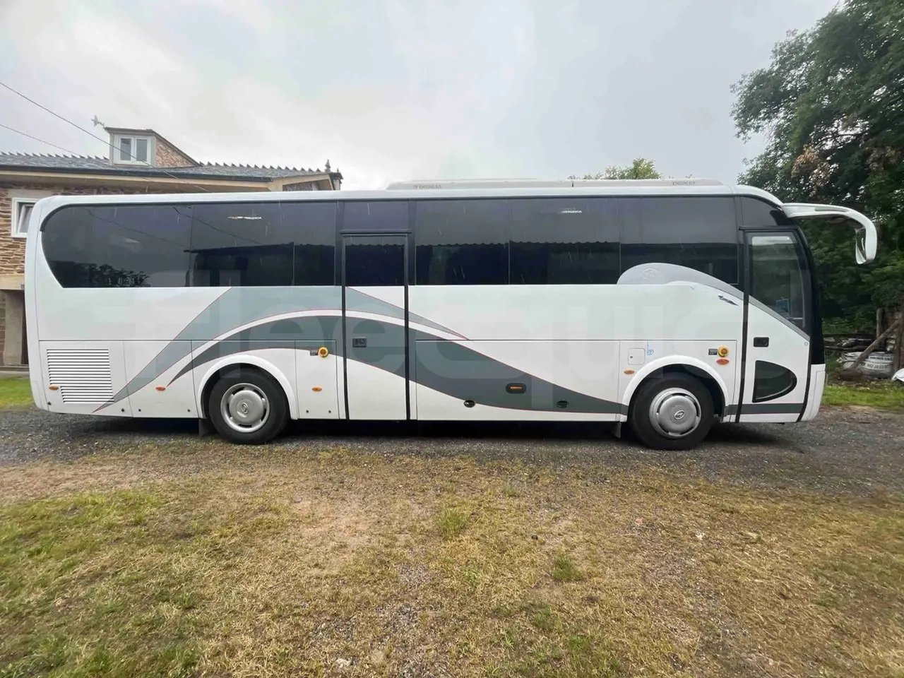 King Long XMQ6996 - right side doors closed