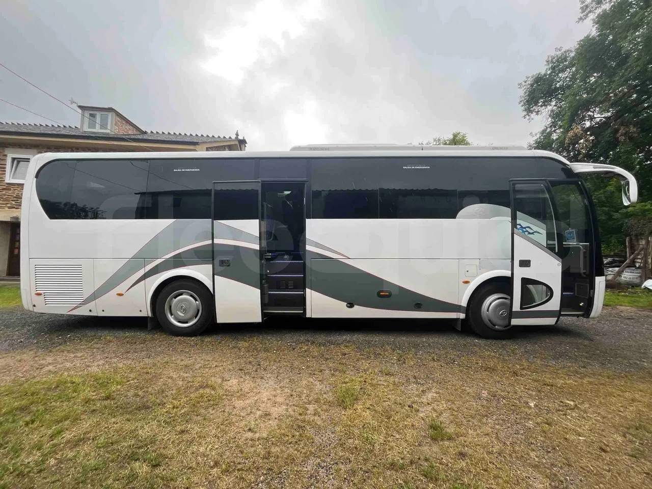 King Long XMQ6996 - right side doors open