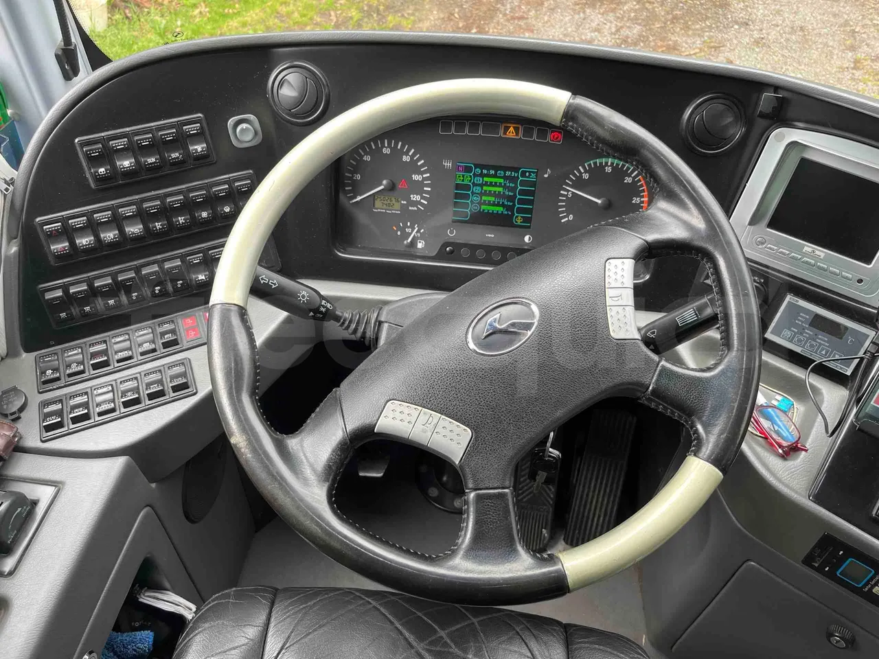 King Long XMQ6996 - steering wheel photo