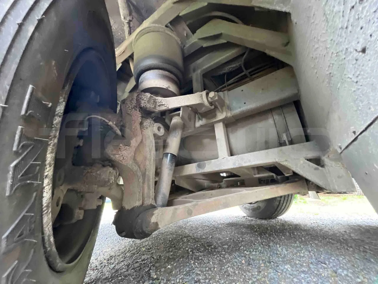 King Long XMQ6996 - front axle left side