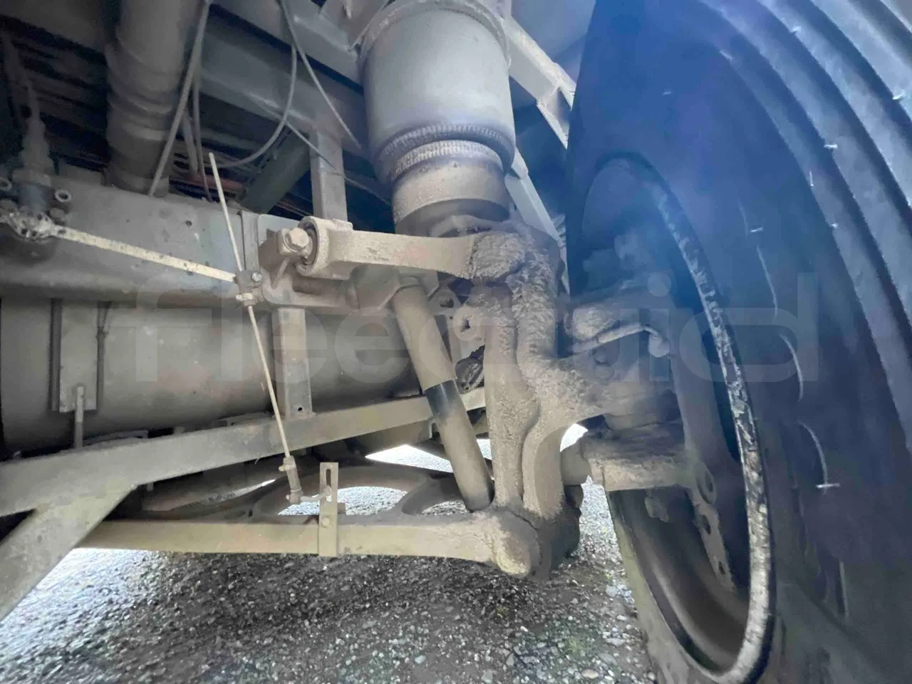 King Long XMQ6996 - front axle right side