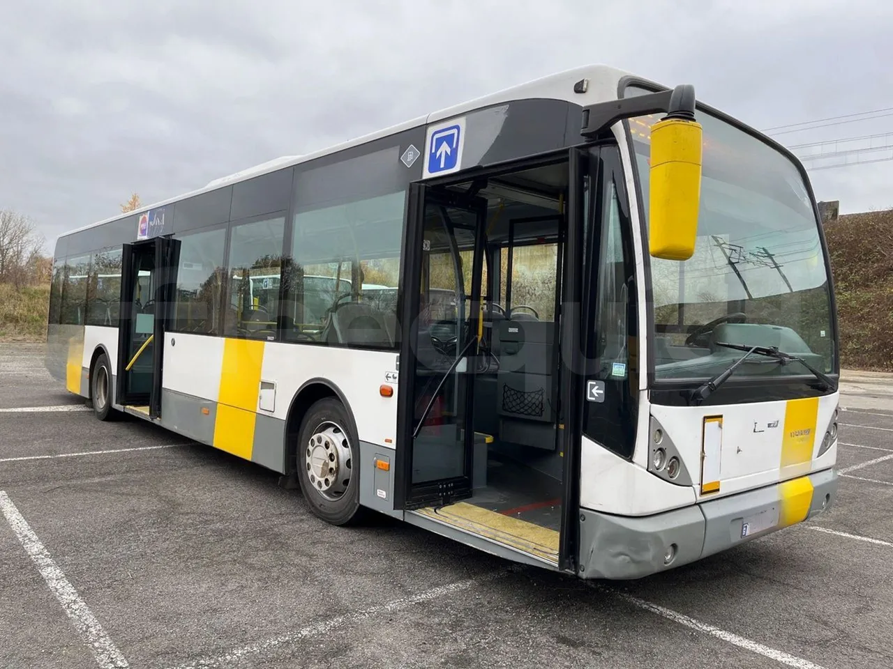 Van Hool A330 330 - EUR4 - 206kW - 12m - 3/4 right front doors open