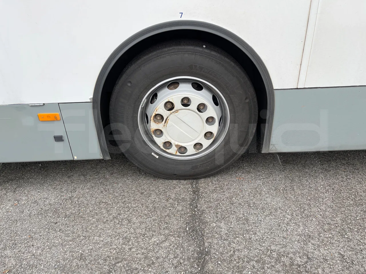 Van Hool A330 330 - EUR4 - 206kW - 12m - tread condition front tires left