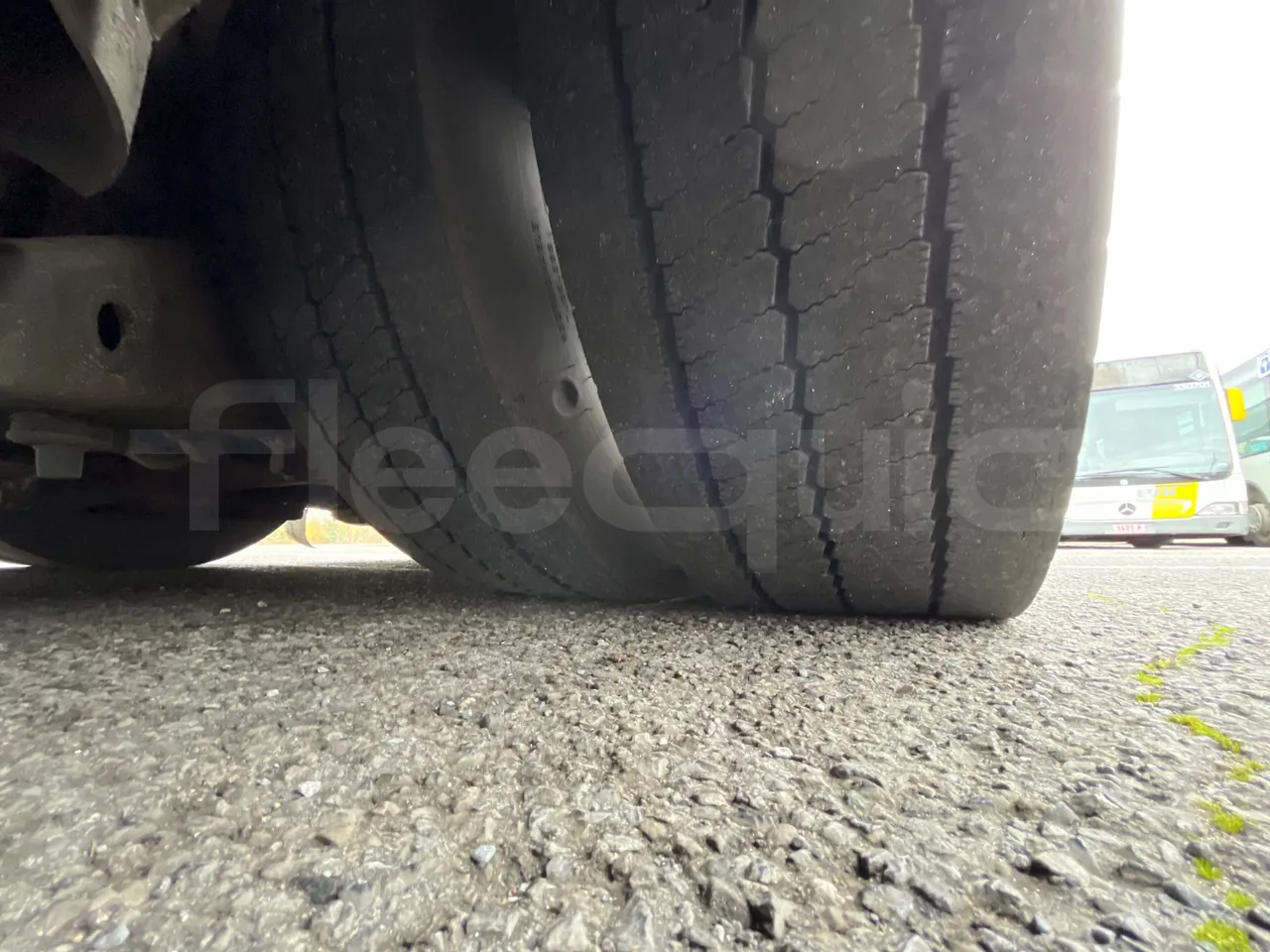 Van Hool A330 330 - EUR4 - 206kW - 12m - tread condition front tires right