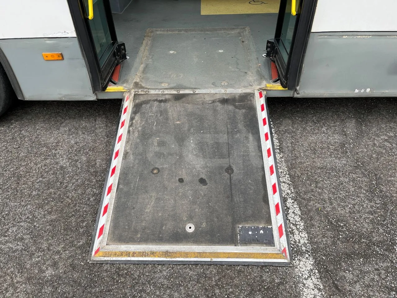 Van Hool A330 330 - EUR4 - 206kW - 12m - platform open photo