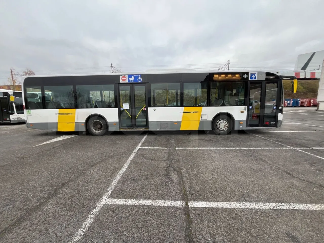 Van Hool A330 330 - EUR4 - 206kW - 12m - right side doors closed