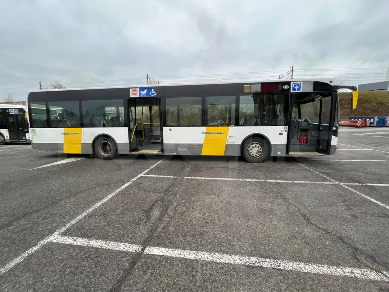 Van Hool A330 330 - EUR4 - 206kW - 12m - right side doors open