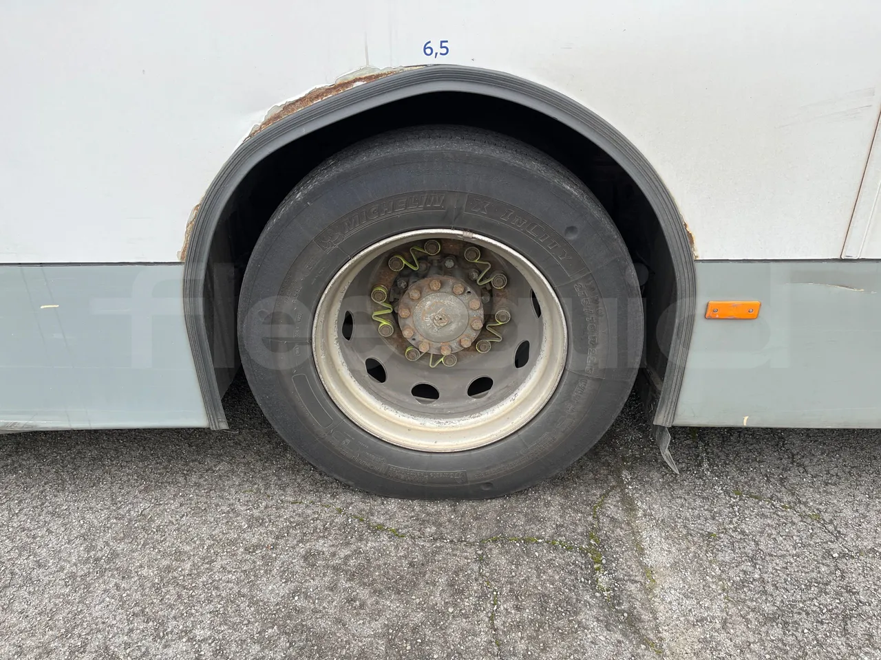 Van Hool A330 330 - EUR4 - 206kW - 12m - rear left tire photo
