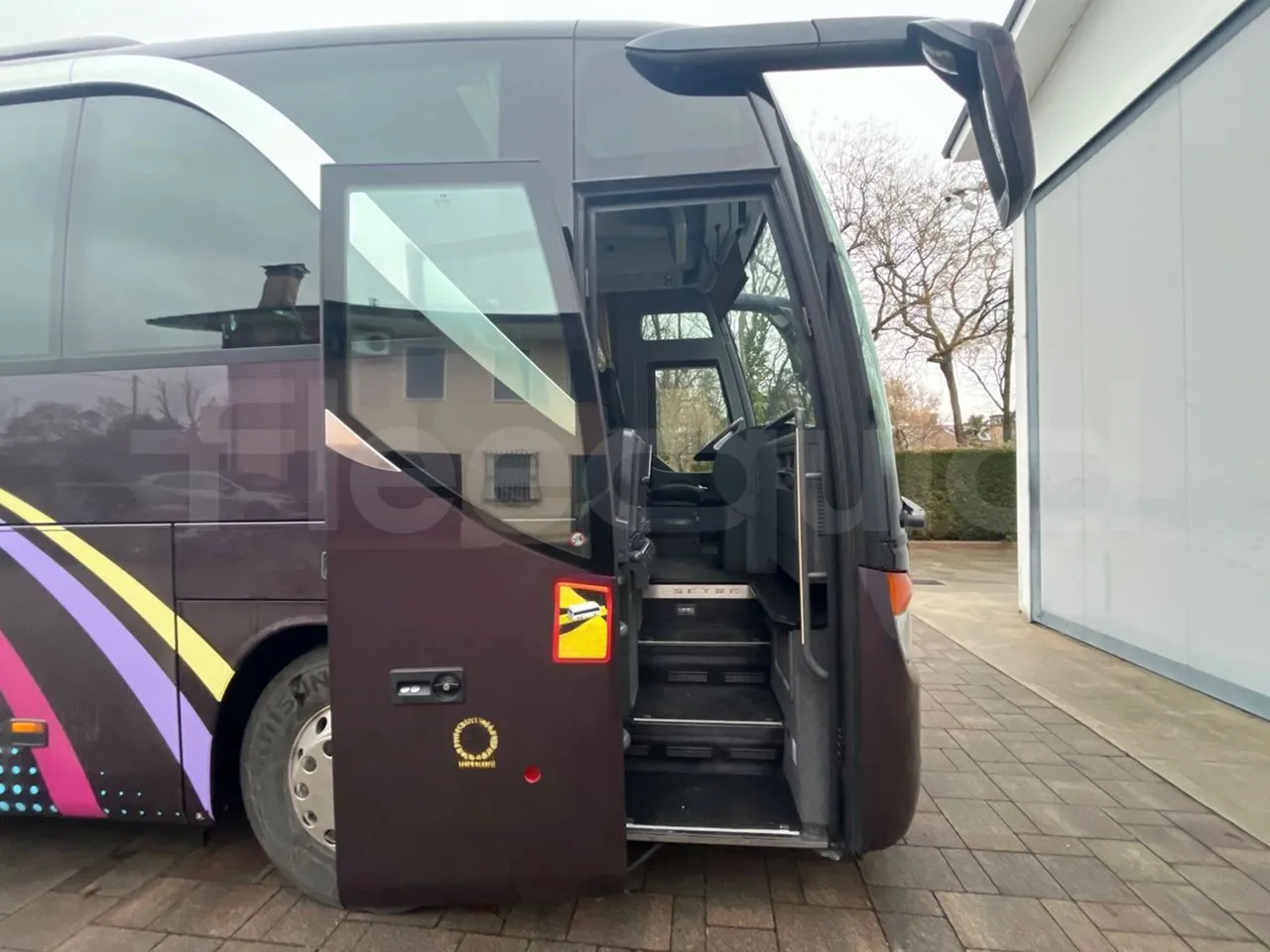 Setra S411 HD - EUR5 - 260kW - 10.100m - front door 1 open