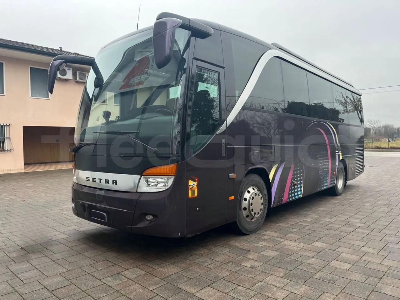 Setra S411 HD - EUR5 - 260kW - 10.100m - 3/4 front left