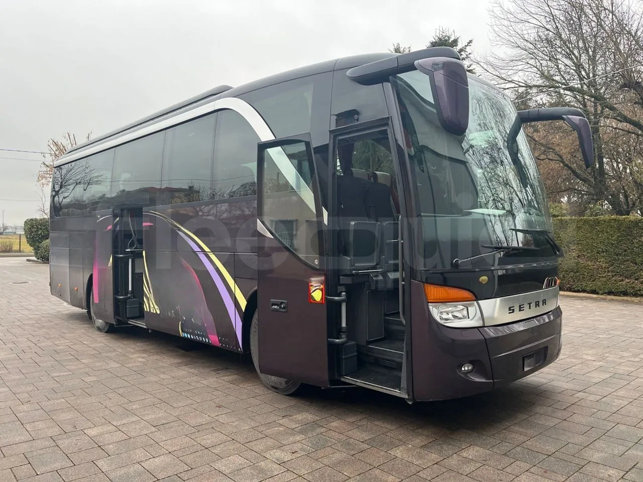 Setra S411 HD - EUR5 - 260kW - 10.100m - 3/4 right front doors open