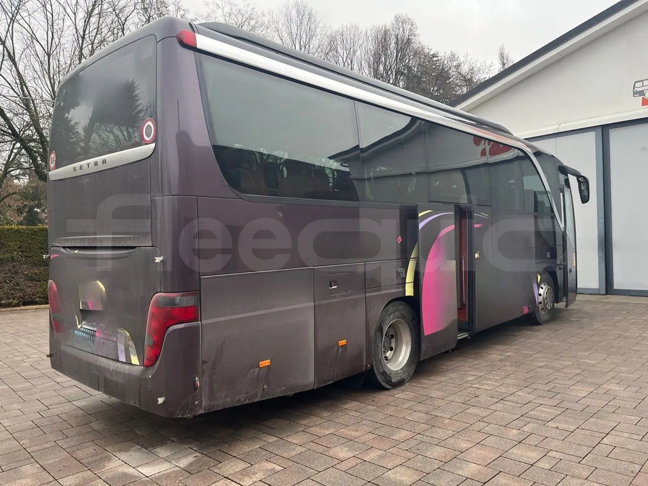 Setra S411 HD - EUR5 - 260kW - 10.100m - 3/4 right rear doors open