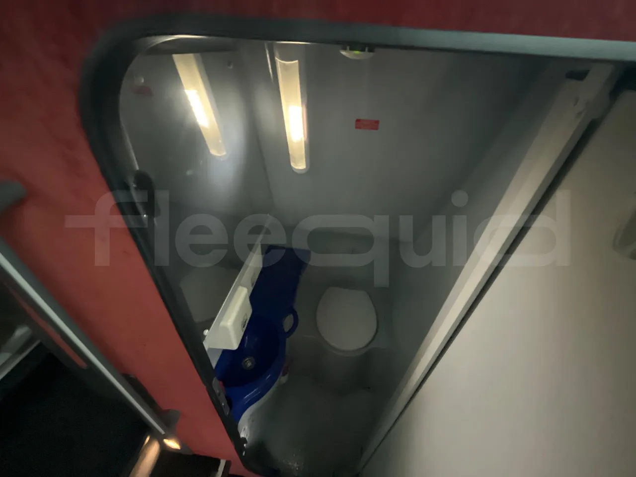 Setra S411 HD - EUR5 - 260kW - 10.100m - toilette accessories photo