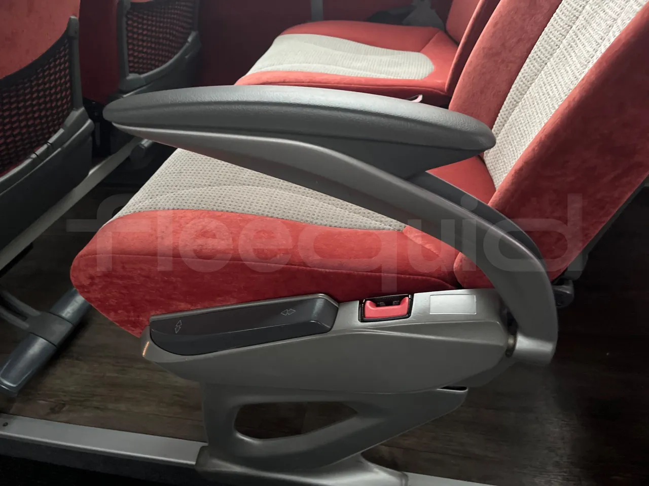 Setra S411 HD - EUR5 - 260kW - 10.100m - armrest detail photo