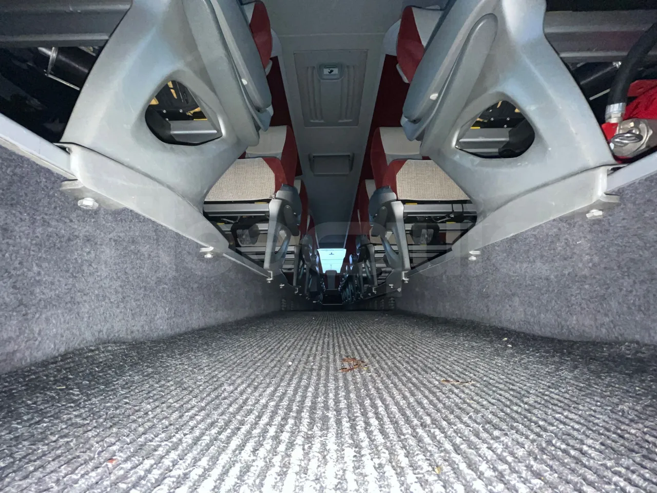 Setra S411 HD - EUR5 - 260kW - 10.100m - seat brackets photo